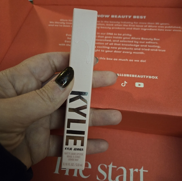 Kylie Matte Lipstick - Another Day, Another Nude - Picture 5 of 10